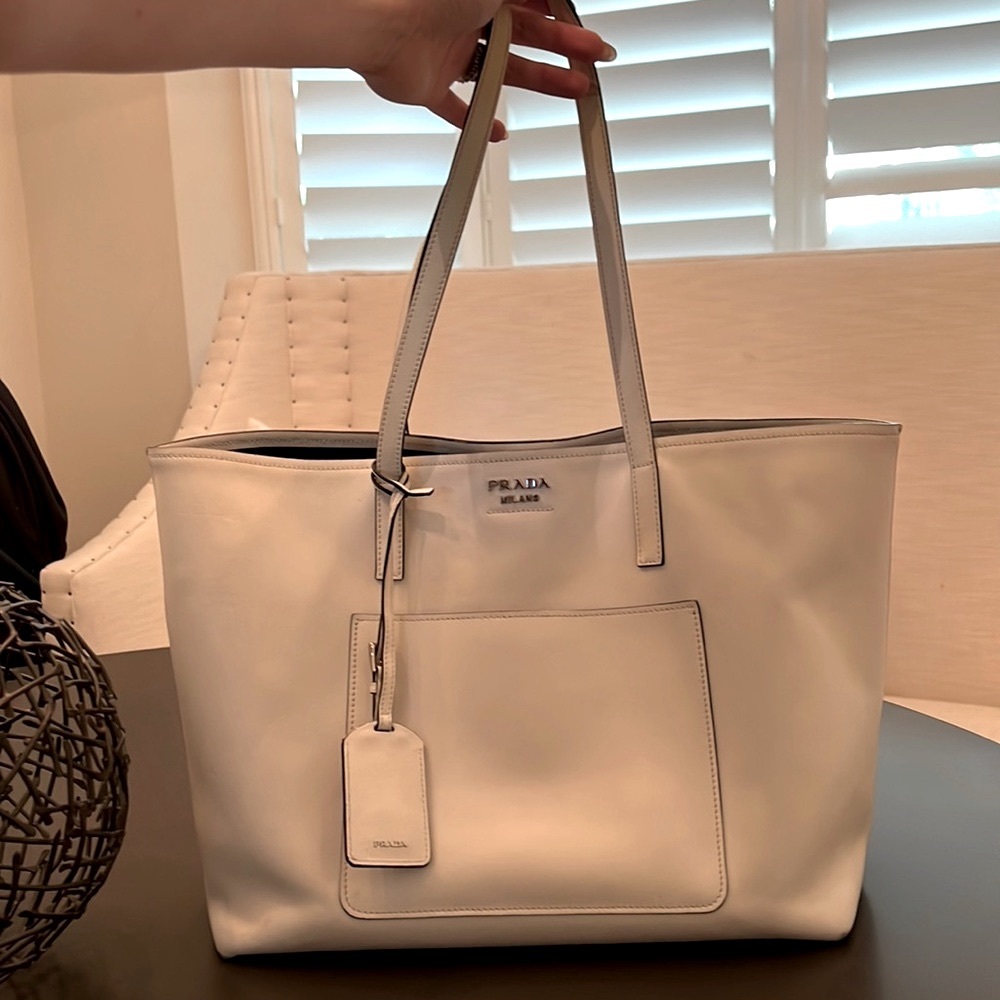 Vintage(2016) WHITE PRADA TOTE perfect for spring-summer!